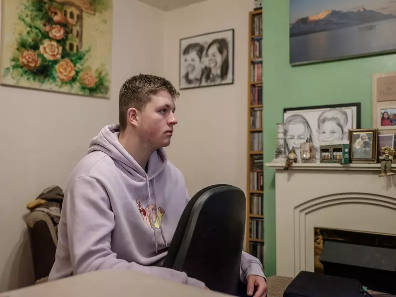 Andrei în livingul familiei din Rugby, UK