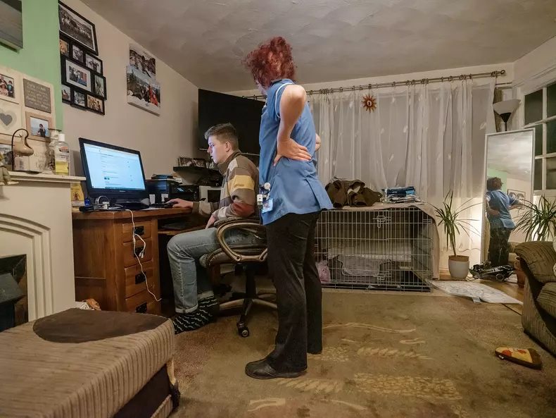 Andrei și Camelia dimineața, în livingul familiei din Rugby, UK