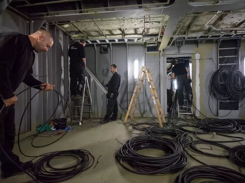 Muncitori români la lucru în șantierul naval Karstensens, Skagen, Danemarca