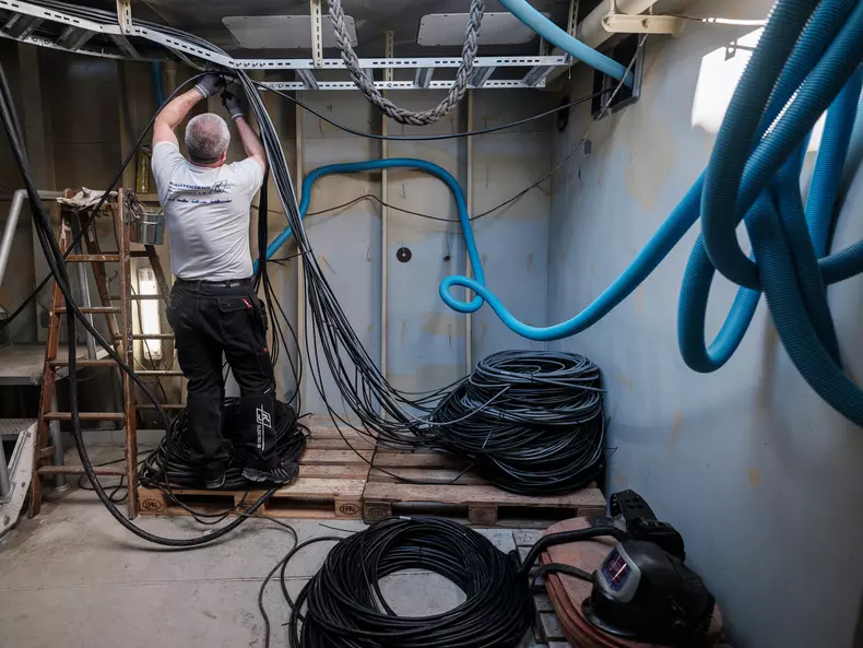 Muncitor român la lucru în șantierul naval Karstensens, Skagen, Danemarca