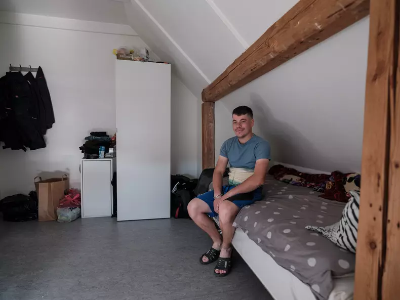 Alexandru Uțescu în camera în care locuiește în Skagen, Danemarca