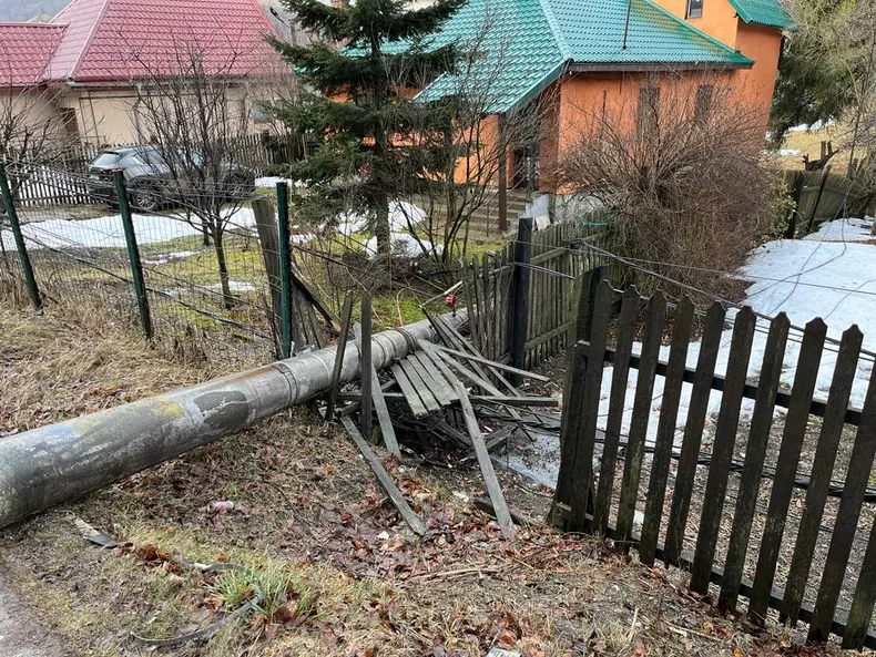 trafic-blocat-valea-prahovei-azuga-copac-cazut-masina-1-7
