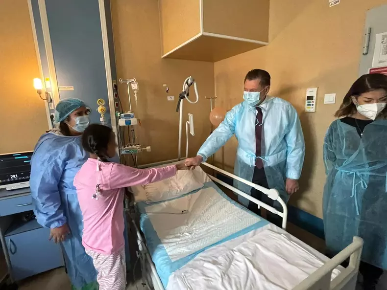 Alexandru Rafila a vizitat-o în salonul Spitalului Grigore Alexandrescu pe fetița de 11 ani care a suferit transplantul de ficat. Foto: Ministerul Sănătății