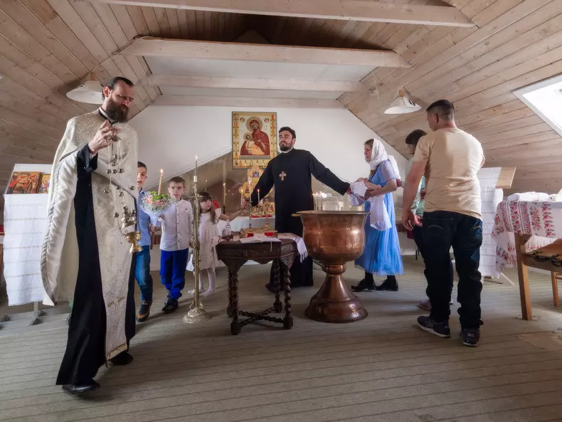 Preotul Gabriel Bodescu oficiază slujba pentru botez. Tårs, Danemarca
