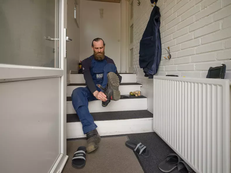 Gabriel Bodescu se pregătește să plece la muncă, Fjellerad, Danemarca
