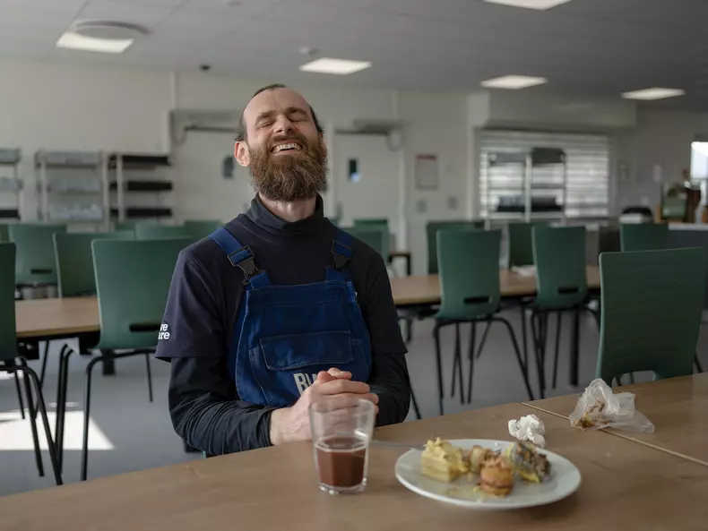 Gabriel Bodescu în pauza de gustare la Bladt Industries, Aalborg, Danemarca