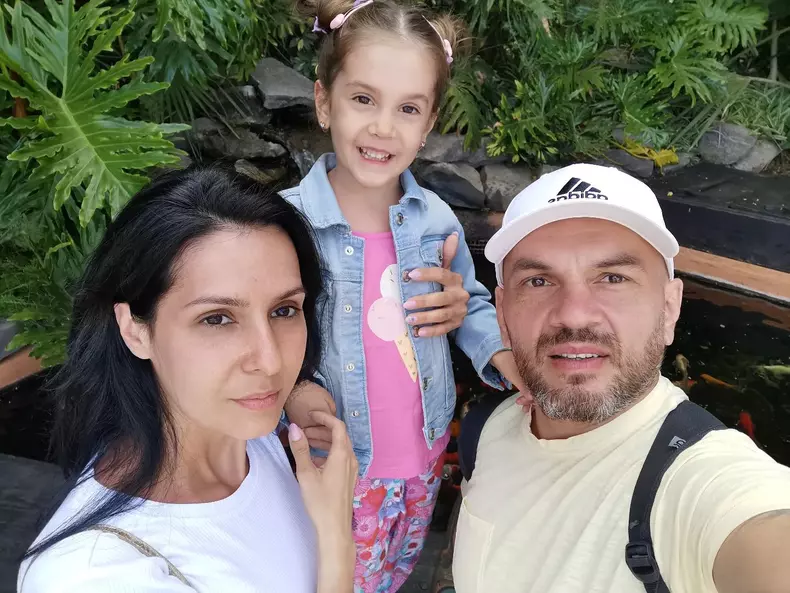 pittbul-alaturi-de-sotie-si-fetita