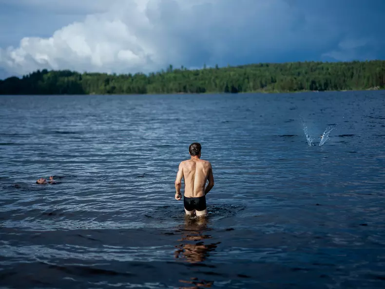 Emi și mătușa lui, Roxana, înoată într-un lac, Sigdal, Norvegia, 2023