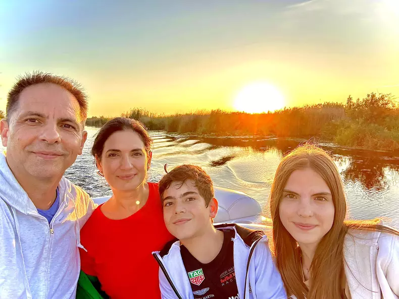 Dan Negru și familia sa