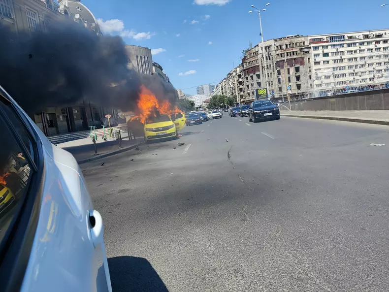 masina-taxi-luat-foc-gara-nord-bucuresti-1-1