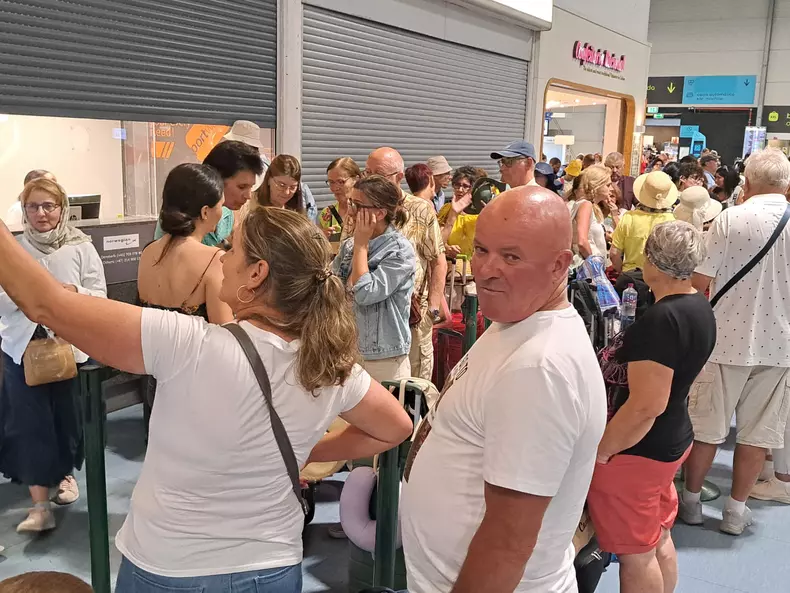 turisti-blocati-aeroport-lisabona-wizz-air-2