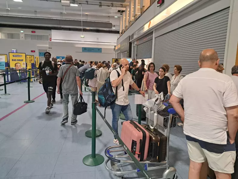 turisti-blocati-aeroport-lisabona-wizz-air-20-1