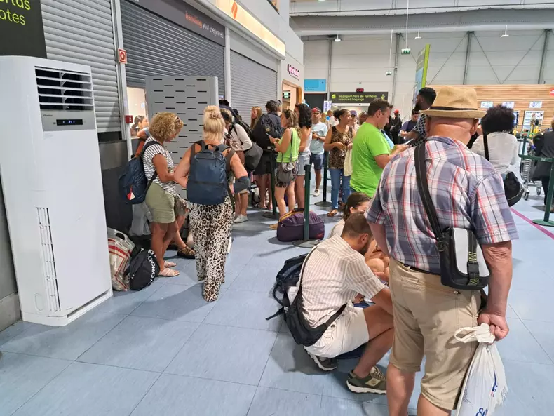 turisti-blocati-aeroport-lisabona-wizz-air-20-2-1