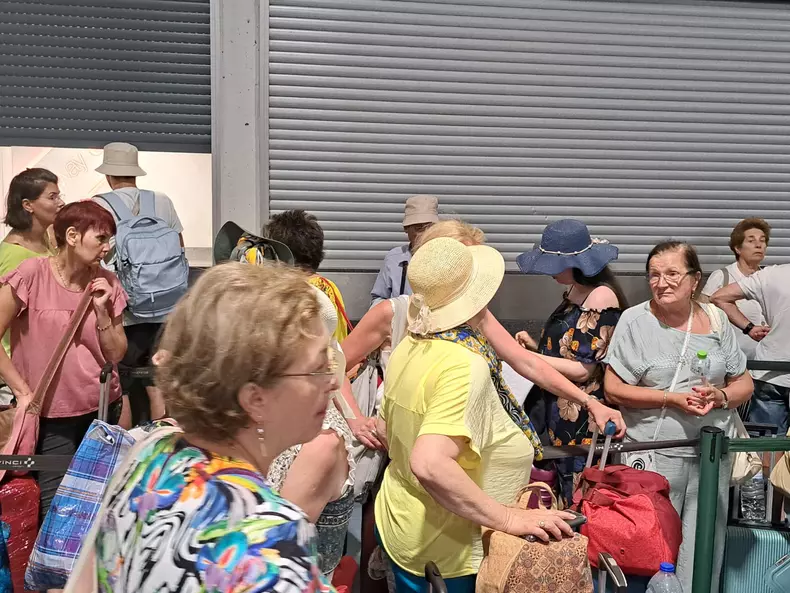 turisti-blocati-aeroport-lisabona-wizz-air-4