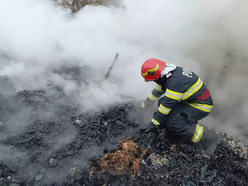 casă mistuită de foc