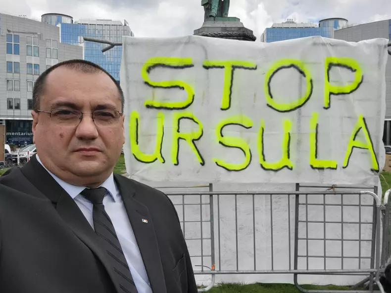 Cristian Terheș în fața Parlamentului European, lângă un semn de protest referitor la postul de șef al CE obținut de Ursula von der Leyen 23 mai 2024 Foto Facebook Cristian Terheș
