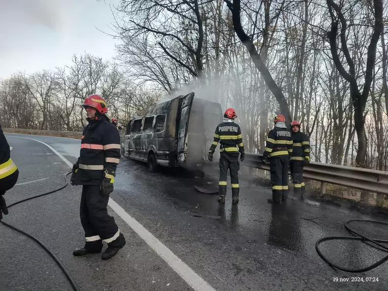 Microbuz cuprins de flăcări în Iași. Foto Facebook 24Iasi