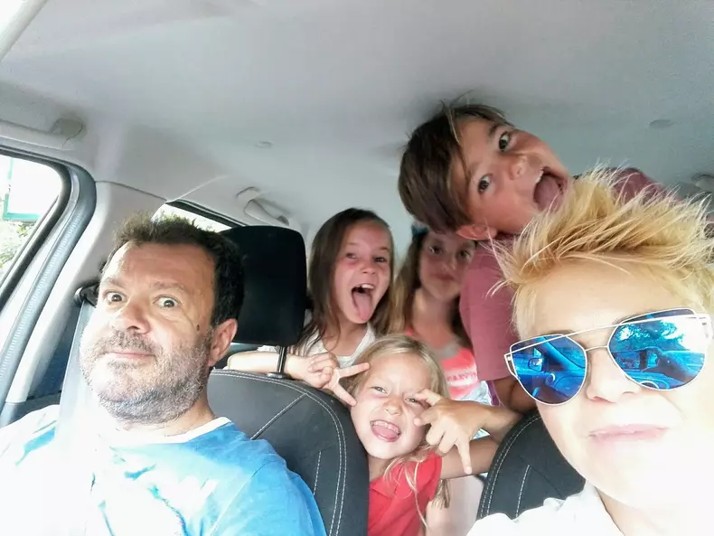 Mostenescu si familia
