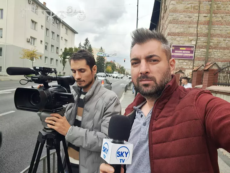 Sebastian-Constantin Popescu alături de echipa televiziunii SkyTV