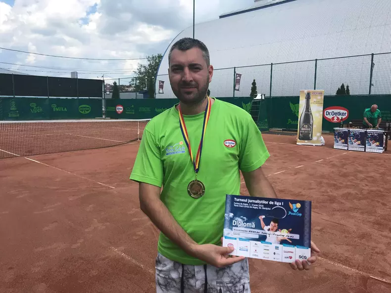 Sebastian-Constantin Popescu după ce a câștigat o medalie și o diplomă de participare la Tenis Press Cup 2018