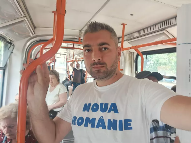 Sebastian-Constantin Popescu în tramvai
