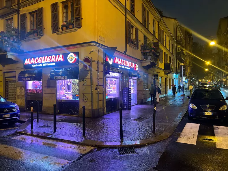 Magazinul lui Gabriel Arghir, măcelar cu 20 de ani experiență FOTO: arhivă personală