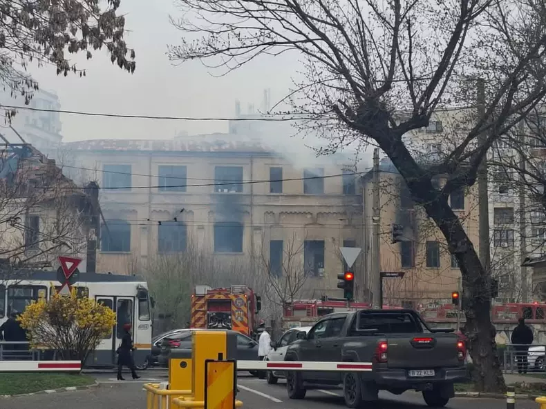 Incendiu fostul Liceu Timpuri Noi București - Foto FAcebook (3)