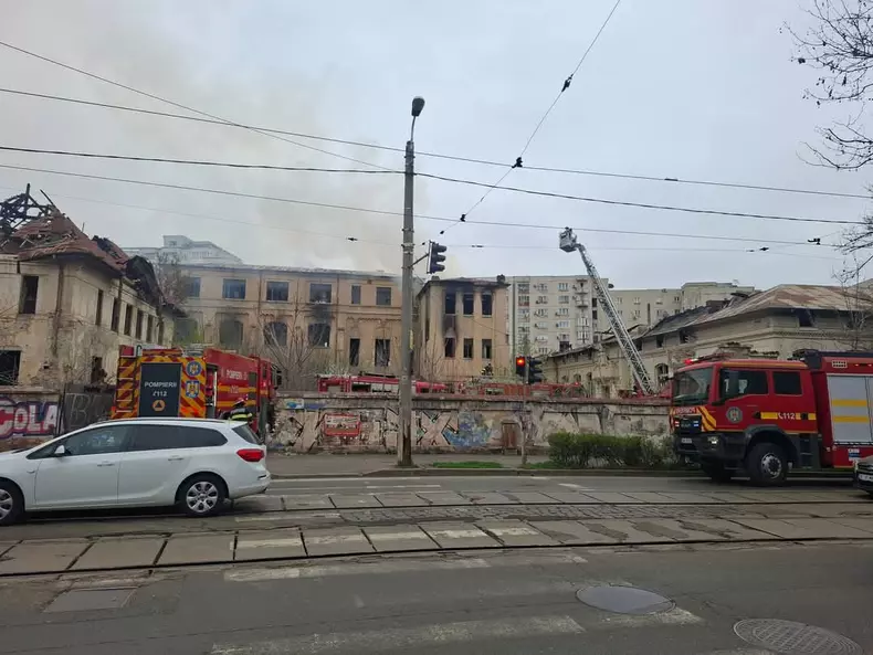 Incendiu fostul Liceu Timpuri Noi București - Foto FAcebook (4)