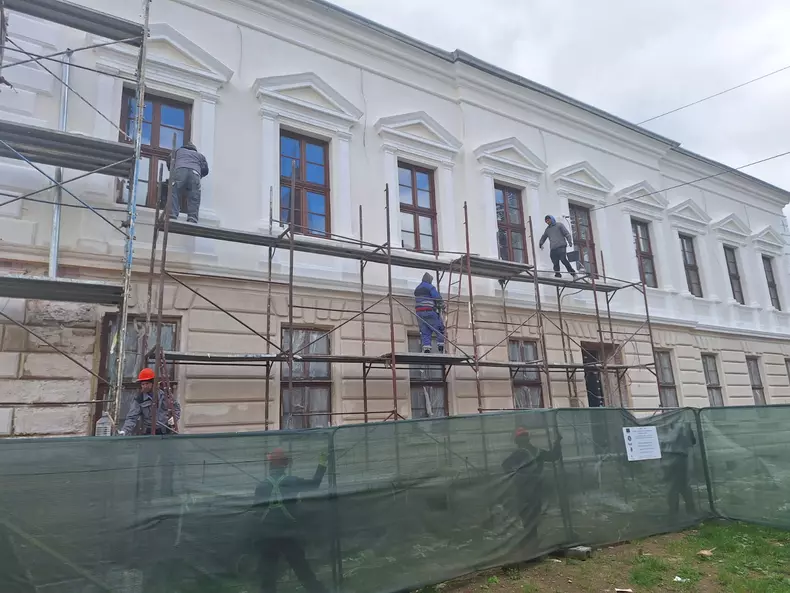 muncitori scoala hoghilag