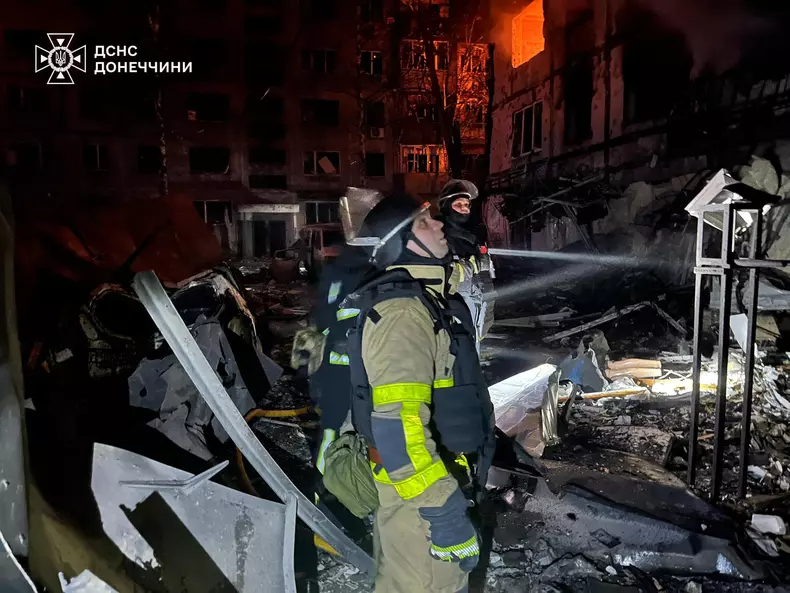 Pompieri aflați în mijlocul dezastrului provocat de ruși înDobropillea, oraș bombardat în noaptea de 8 martie. Foto Facebook/ Direcția principală a Serviciului de urgență de stat al Ucrainei în regiunea Donețk