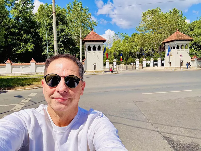 Dan Negru în fața Palatului Cotroceni