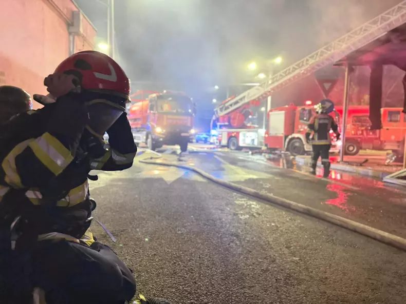 incendiu-cartierul-micro-39a-galati-bulevardul-henri-coanda-01