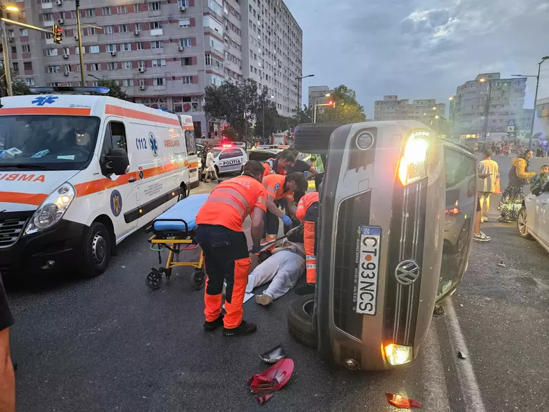 O șoferită nu a acordat prioritate la Constanța și a spulberat o mașină de poliție