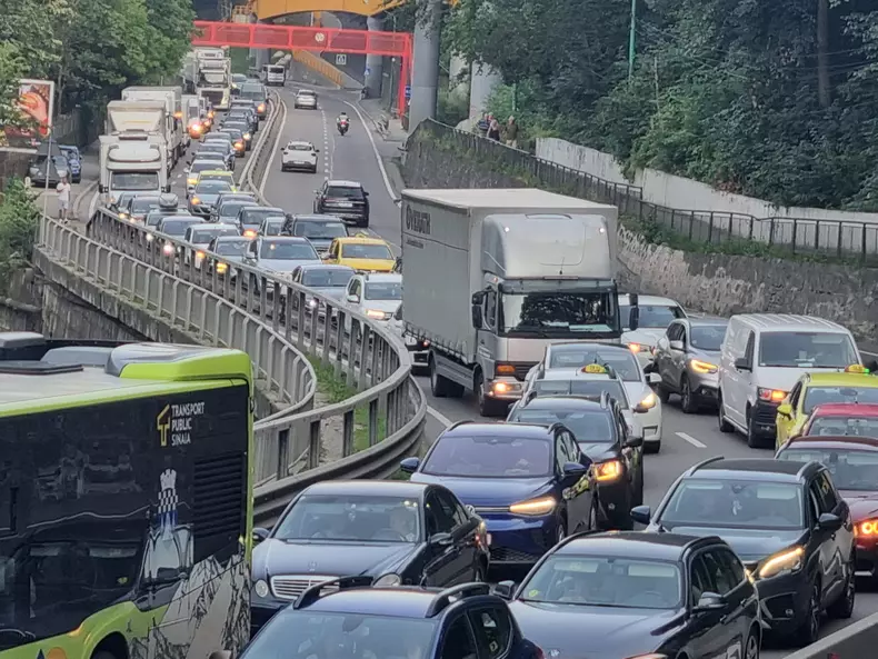 Cozi uriașe la intrarea în Sinaia. Trafic bară la bară pe DN1-1 (1)