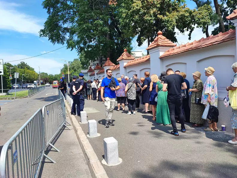 Coadă pentru Ion Iliescu FOTO Vlad Chirea