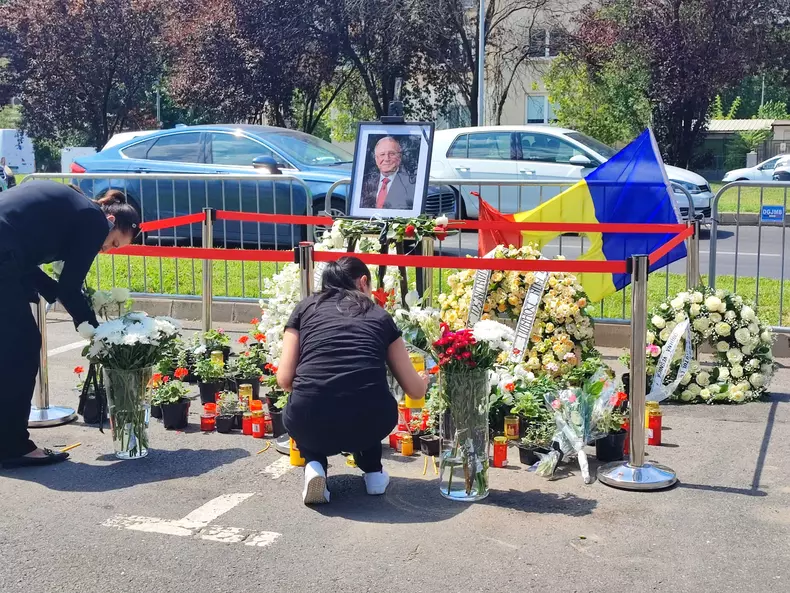 Coroane și flori pentru Ion Iliescu FOTO Radu Eremia