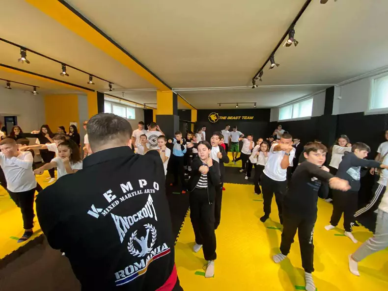 Alexandru Codiță, tânărul care a adus sportul și educația în școlile din Vâlcea_5A0043E6-0B4F-49F7-AD99-27A7DD1B1520