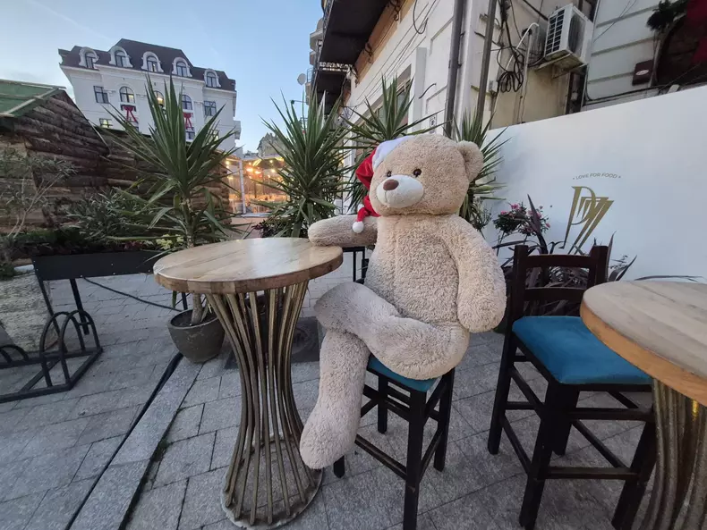 Un ursulet asezat la o masa la Targul de Crăciun de la Constanța