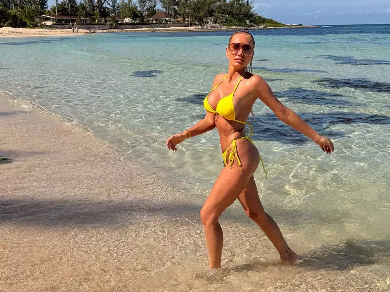 Maria Constantin in costum de baie