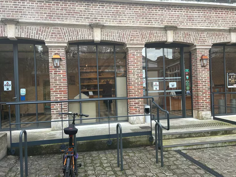 INTRARE CASA JULES VERNE