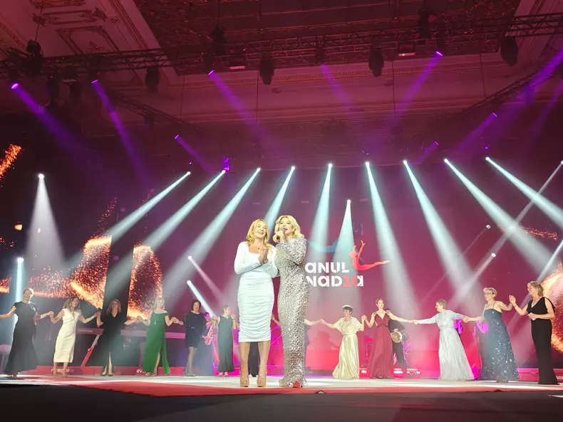 Nadia Comăneci și Loredana Groza la gala Nadia, cântând (1)