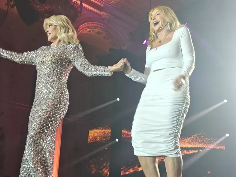 Nadia Comăneci și Loredana Groza la gala Nadia, cântând (6)