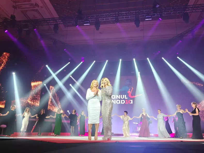 Nadia Comăneci și Loredana Groza la gala Nadia, cântând (8)