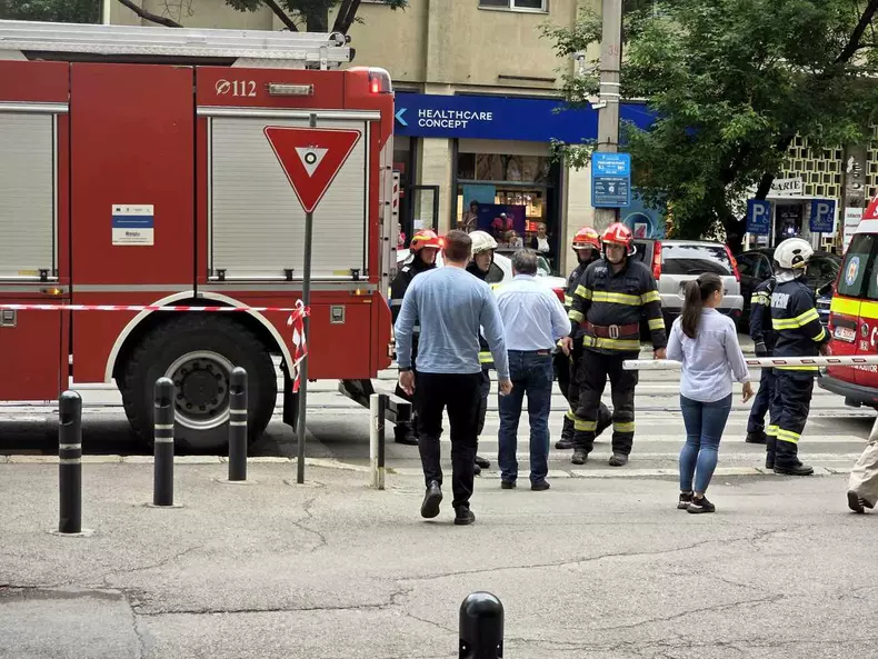 Primul salvator care a ajuns la liftul căzut cu 7 oameni în Palatul CFR - Ministerul Transporturilor povestește ce a văzut: „Nu țipa nimeni, i-am scos în 6 minute”