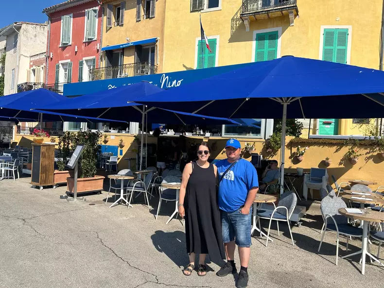 Marine, discutand cu reportului in fata Le Bistrot de Nino