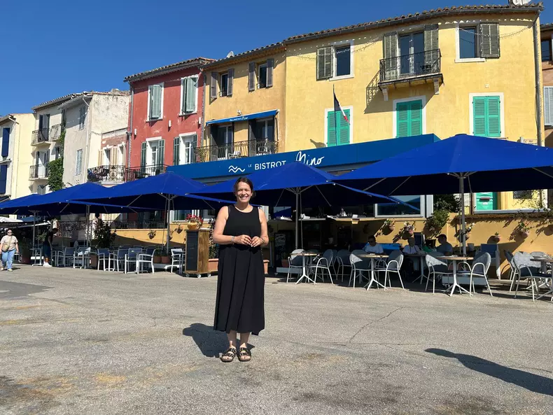 Marine, in fata bistro-ului familiei