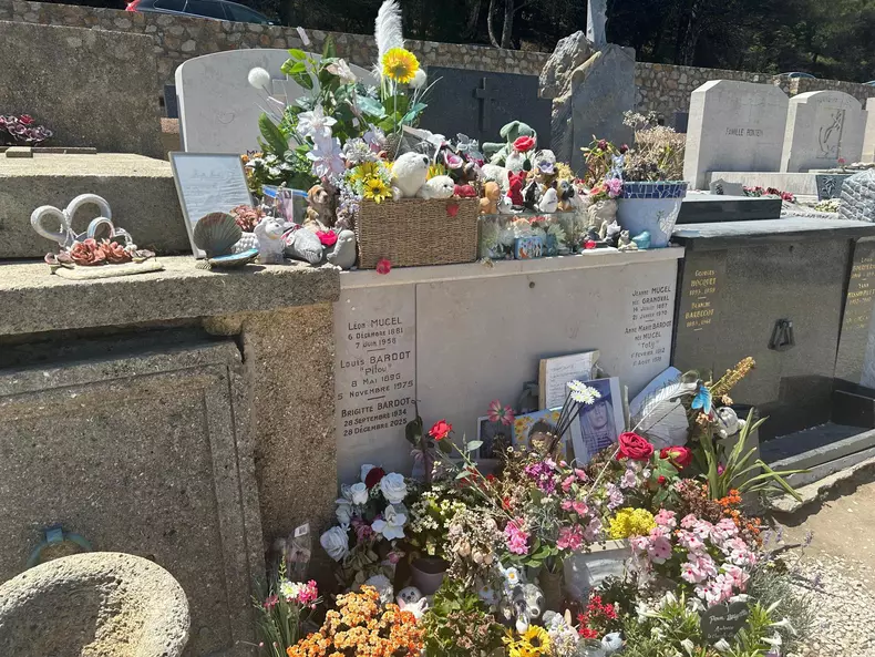CRIPTA FAMILIILOR MUCEL SI BARDOT