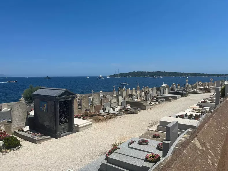 IAHURI SI CIMITIRUL