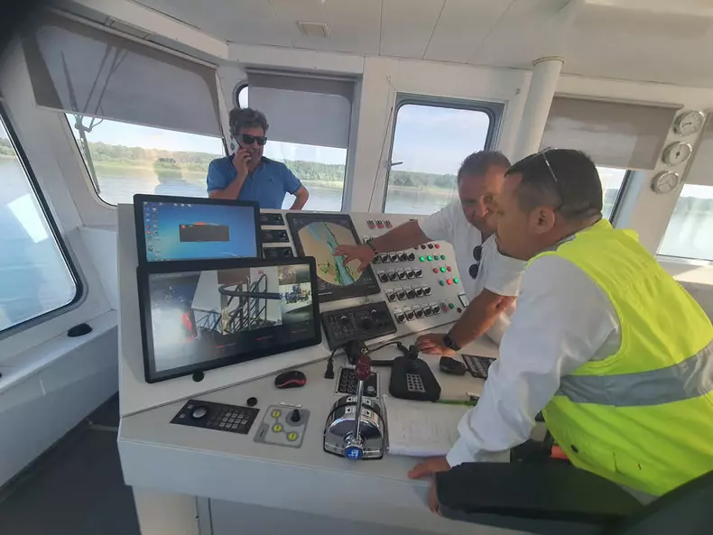 Persoane implicate la operatiunea de scufundare a barjelor (2)