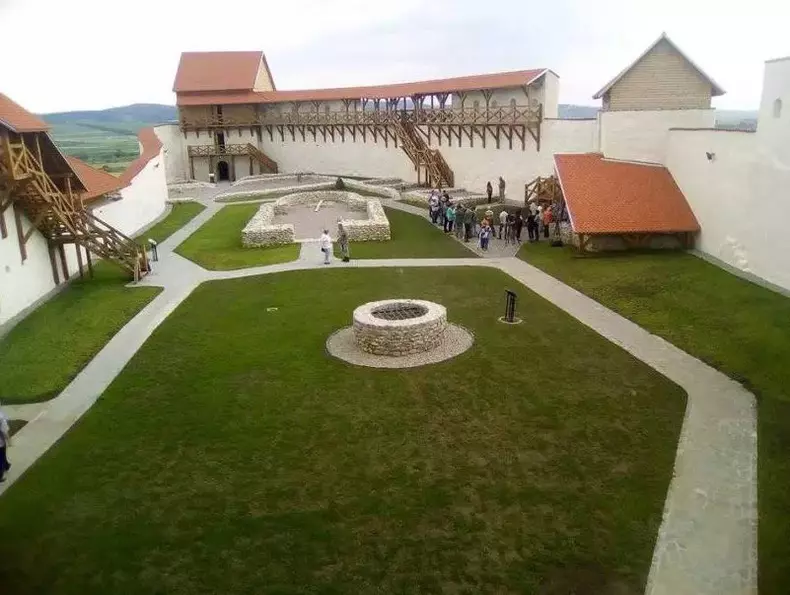 Cetatea Feldioara a fost reconstruită în totalitate. (6)